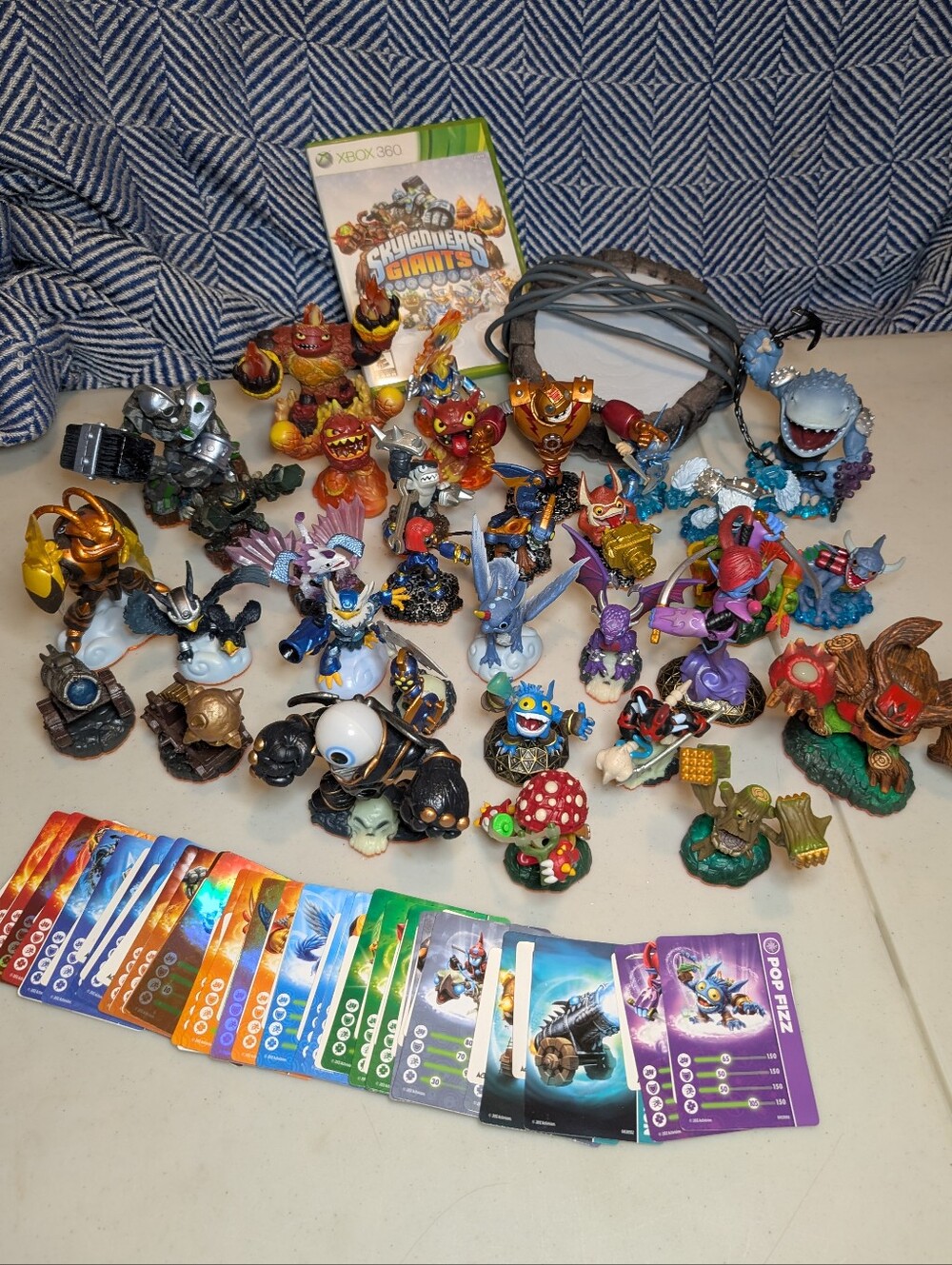 Skylanders Giants Xbox 360 Huge Lot - Game, Portal, ALL 8 Giants, 30+ Figures